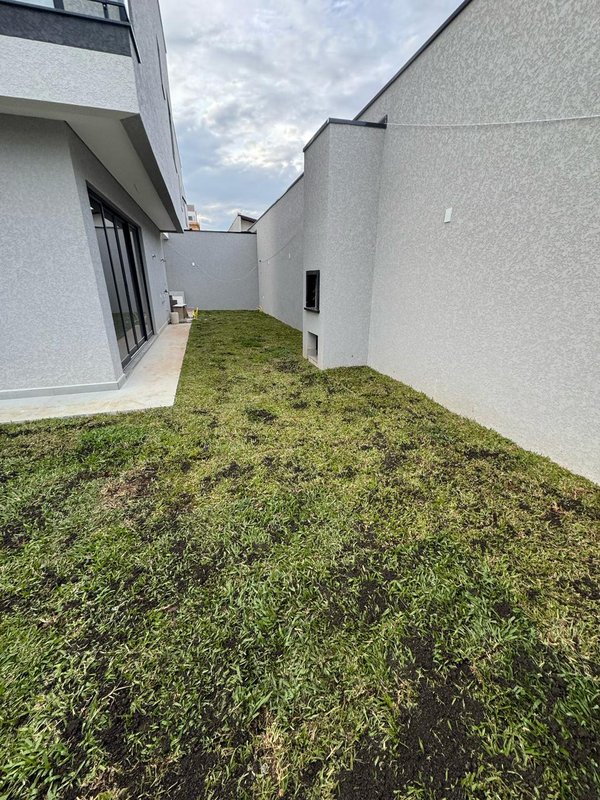 Casa de esquina alto padrão, 185m2, 3 suítes, 04vagas, área externa/terraço Joaquim Augusto Andrade Curitiba - 