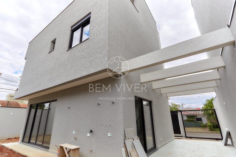 Casa de esquina alto padrão, 185m2, 3 suítes, 04vagas, área externa/terraço Joaquim Augusto Andrade Curitiba - 