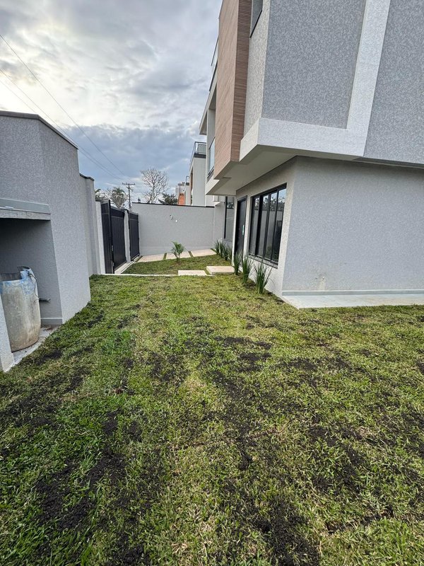 Casa de esquina alto padrão, 185m2, 3 suítes, 04vagas, área externa/terraço Joaquim Augusto Andrade Curitiba - 