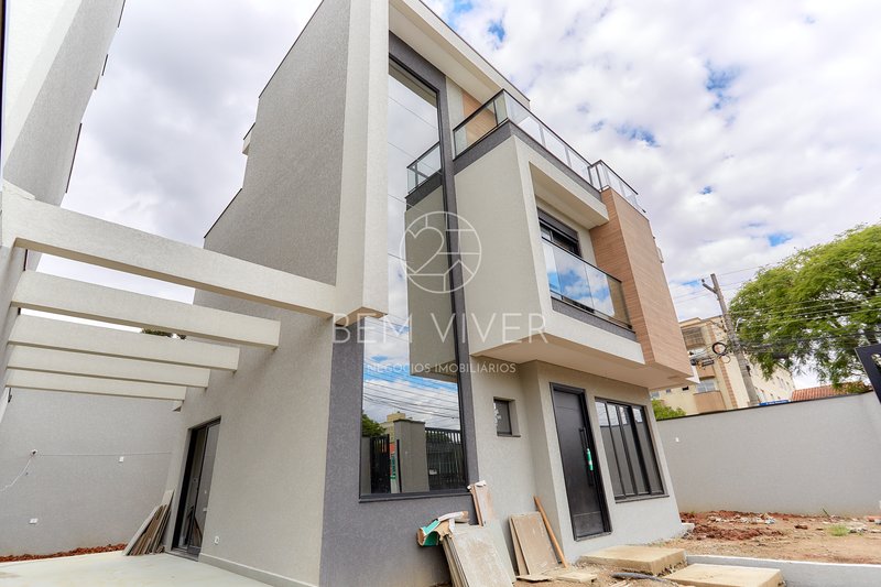 Casa de esquina alto padrão, 185m2, 3 suítes, 04vagas, área externa/terraço Joaquim Augusto Andrade Curitiba - 