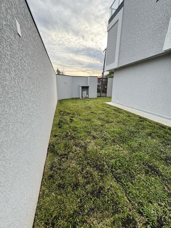 Casa de esquina alto padrão, 185m2, 3 suítes, 04vagas, área externa/terraço Joaquim Augusto Andrade Curitiba - 