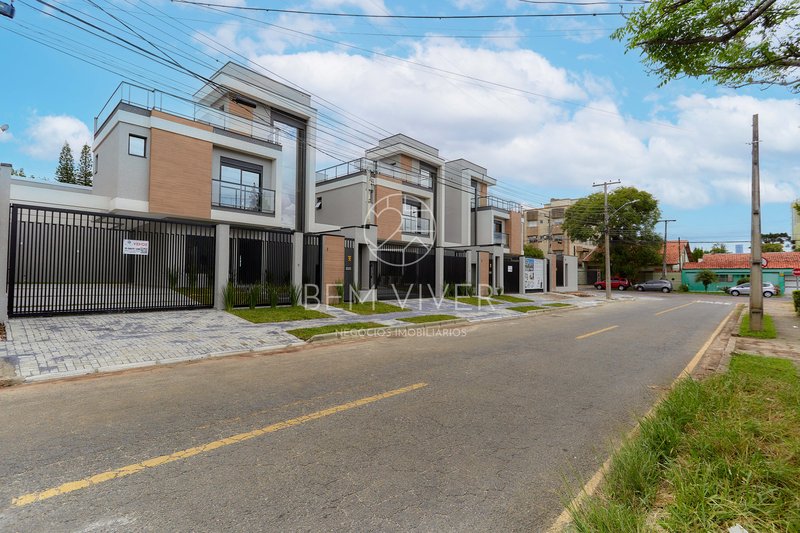 Casa de esquina alto padrão, 185m2, 3 suítes, 04vagas, área externa/terraço Joaquim Augusto Andrade Curitiba - 
