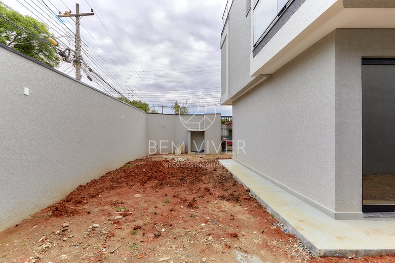 Casa de esquina alto padrão, 185m2, 3 suítes, 04vagas, área externa/terraço Joaquim Augusto Andrade Curitiba - 
