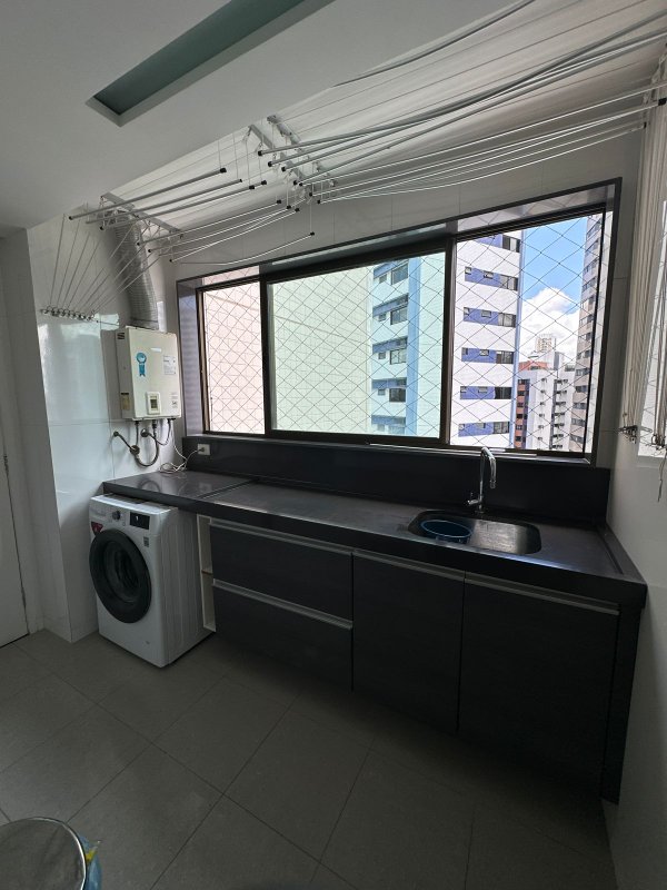 Apartamento à venda com 3 quartos sendo 3 suites, 170m² área útil por R$ 2.100.000,00 Rua Francisco da Cunha Recife - 