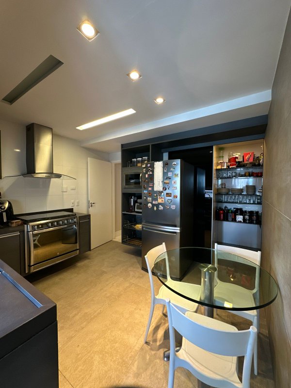 Apartamento à venda com 3 quartos sendo 3 suites, 170m² área útil por R$ 2.100.000,00 Rua Francisco da Cunha Recife - 