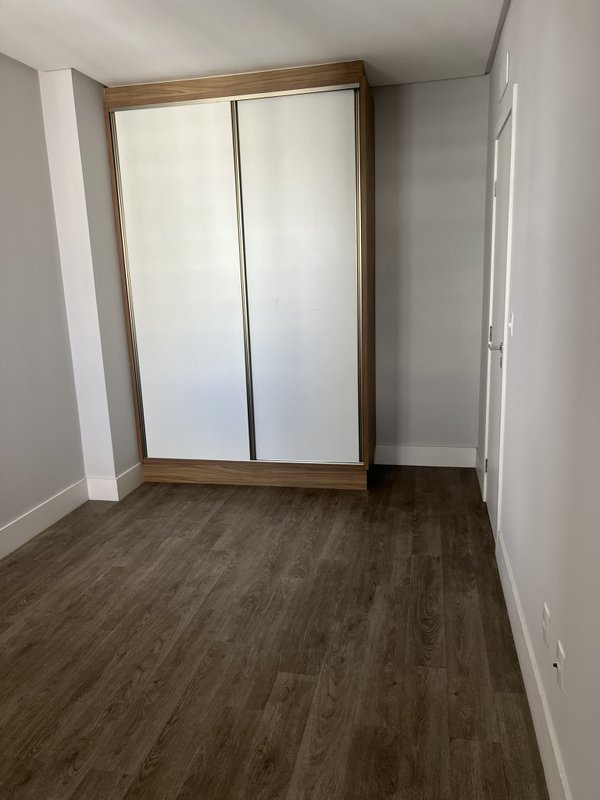 Locaçao Apartamento no centro de Itajaí, semi mobiliado com 1 suíte mais 2 dormitórios! Rua Eurico Adam Itajaí - 