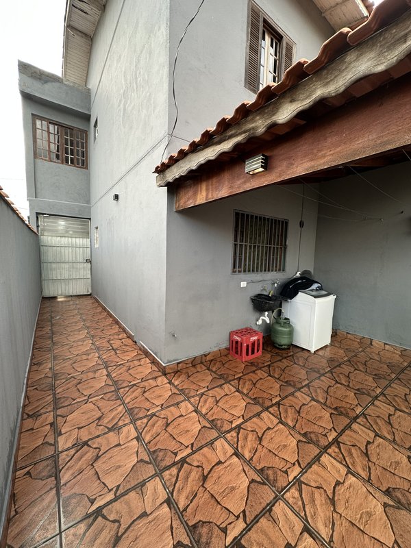 IMPERDÍVEL! CASA COM PISCINA E ÁREA GOURMET – ESTÂNCIA LAGO AZUL Avenida Arco Íris Franco da Rocha - 