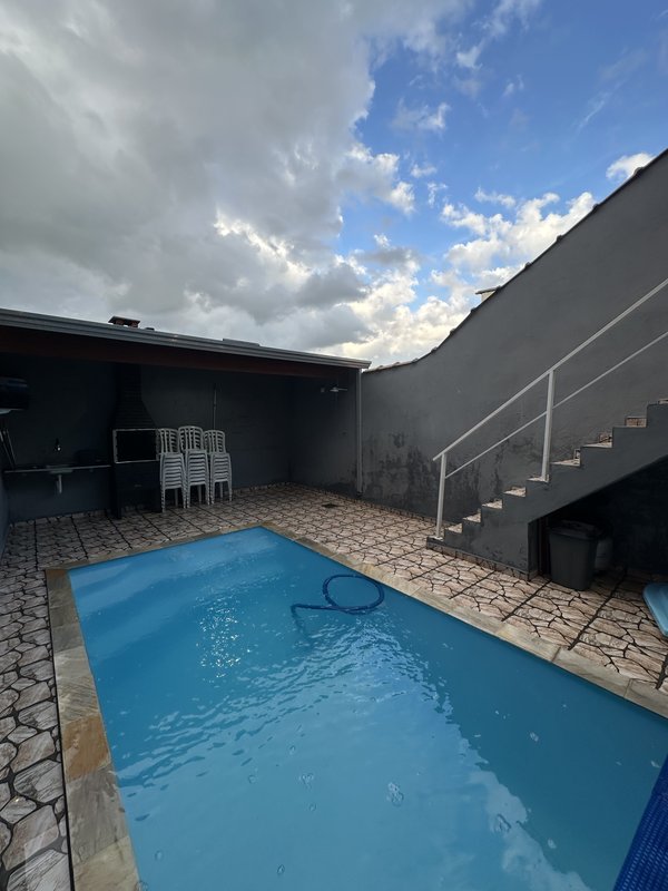 IMPERDÍVEL! CASA COM PISCINA E ÁREA GOURMET – ESTÂNCIA LAGO AZUL Avenida Arco Íris Franco da Rocha - 