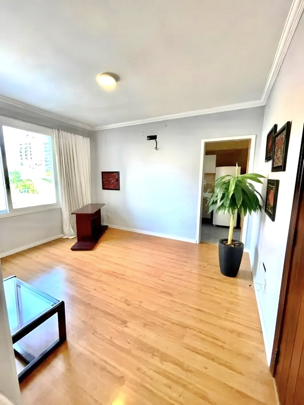 R$ 350.000 - IMPERDÍVEL - APARTAMENTO - REFORMADO - 44M2 - 1 DORM - 1 VAGA - ELEVADOR Rua Professor Álvaro Alvim Porto Alegre - 