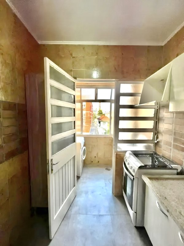 R$ 350.000 - IMPERDÍVEL - APARTAMENTO - REFORMADO - 44M2 - 1 DORM - 1 VAGA - ELEVADOR Rua Professor Álvaro Alvim Porto Alegre - 