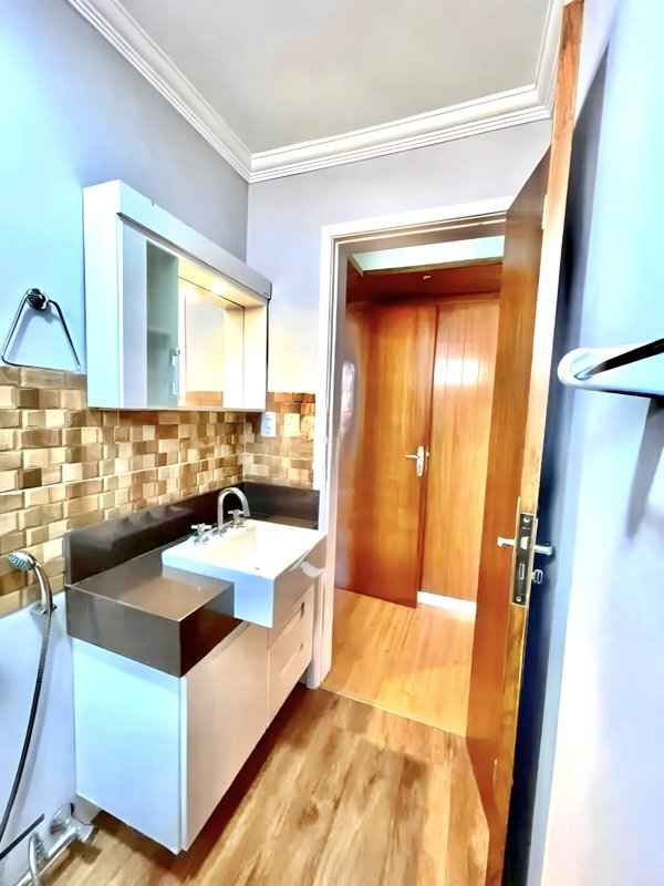 R$ 350.000 - IMPERDÍVEL - APARTAMENTO - REFORMADO - 44M2 - 1 DORM - 1 VAGA - ELEVADOR Rua Professor Álvaro Alvim Porto Alegre - 