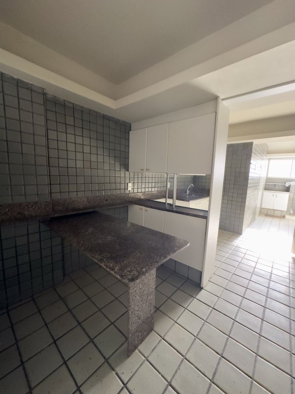 Apartamento à venda com 4 quartos sendo 2 suites, 182m² área útil por R$ 1.200.000,00 Avenida Boa Viagem Recife - 