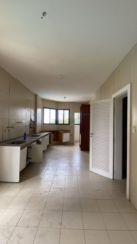 APARTAMENTO 4 QUARTOS 3 SUÍTES VARANDA DEPENDÊNCIAS 3 GARAGENS À VENDA NA BARRA! Rua Dr. Américo Silva Salvador - 