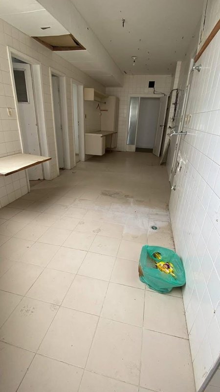 APARTAMENTO 4 QUARTOS 3 SUÍTES VARANDA DEPENDÊNCIAS 3 GARAGENS À VENDA NA BARRA! Rua Dr. Américo Silva Salvador - 