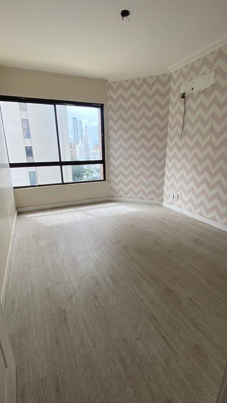 APARTAMENTO 4 QUARTOS 3 SUÍTES VARANDA DEPENDÊNCIAS 3 GARAGENS À VENDA NA BARRA! Rua Dr. Américo Silva Salvador - 