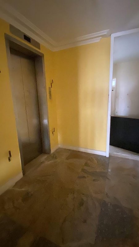 APARTAMENTO 4 QUARTOS 3 SUÍTES VARANDA DEPENDÊNCIAS 3 GARAGENS À VENDA NA BARRA! Rua Dr. Américo Silva Salvador - 