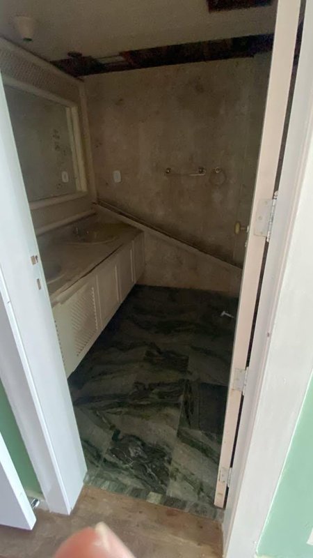 APARTAMENTO 4 QUARTOS 3 SUÍTES VARANDA DEPENDÊNCIAS 3 GARAGENS À VENDA NA BARRA! Rua Dr. Américo Silva Salvador - 