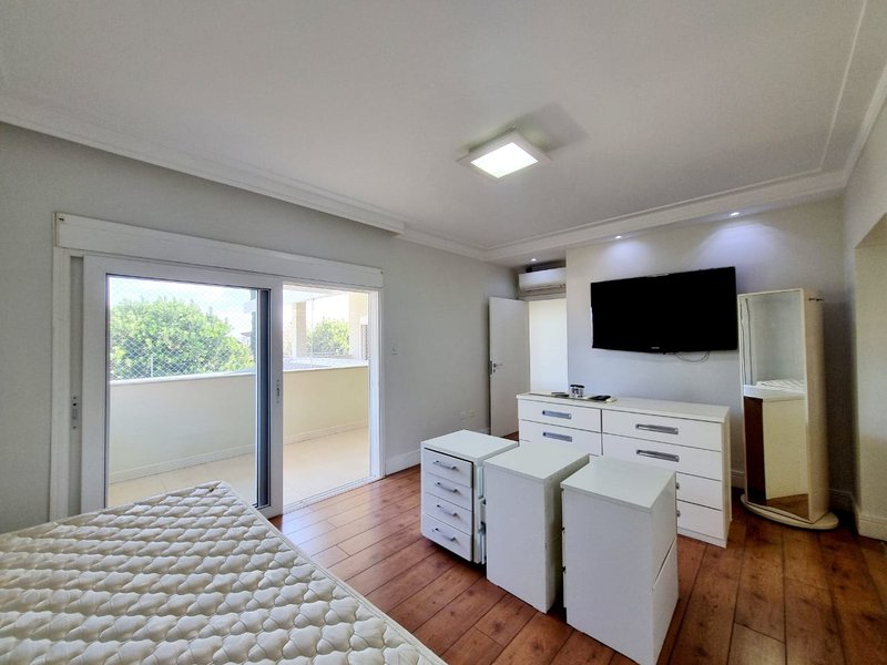 Casa em Condomínio - 3 suítes -  Jacareí - Venda - Jacareí - 