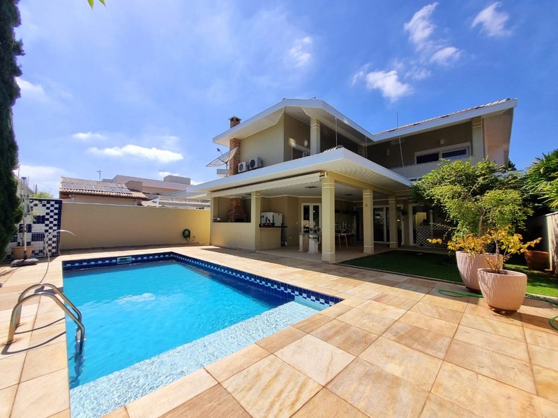 Casa em Condomínio - 3 suítes -  Jacareí - Venda - Jacareí - 