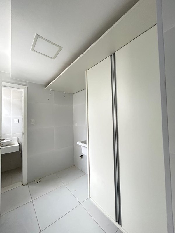 APARTAMENTO NASCENTE 4 QUARTOS SUÍTE DEPENDÊNCIA 2 GARAGENS À VENDA NA GRAÇA! REFORMADO! Rua Martagão Gesteira Salvador - 