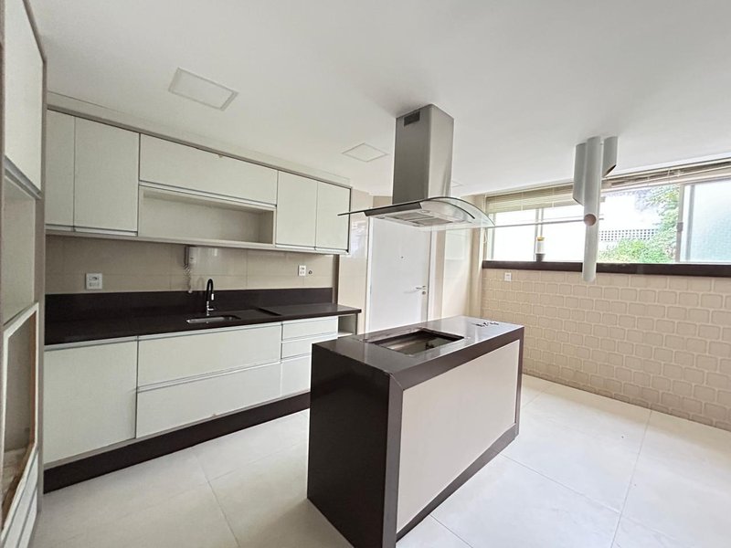 APARTAMENTO NASCENTE 4 QUARTOS SUÍTE DEPENDÊNCIA 2 GARAGENS À VENDA NA GRAÇA! REFORMADO! Rua Martagão Gesteira Salvador - 