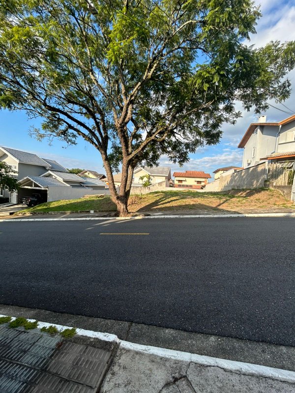 Terreno de 344 m² no Altos da Serra I - São José dos Campos - 