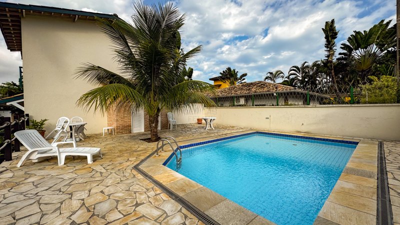 Casa aconchegante em Condomínio na Praia de Juquehy - À VENDA - São Sebastião - 