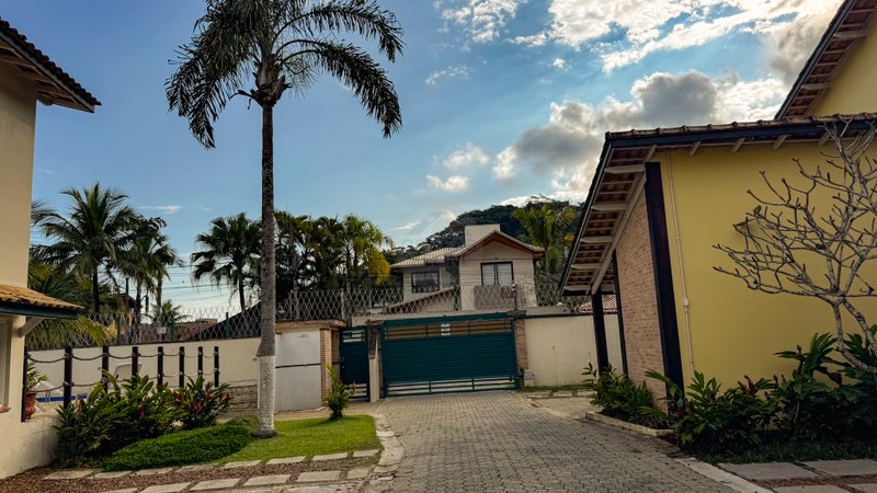 Casa aconchegante em Condomínio na Praia de Juquehy - À VENDA - São Sebastião - 