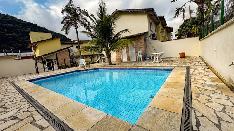 Casa aconchegante em Condomínio na Praia de Juquehy - À VENDA - São Sebastião - 