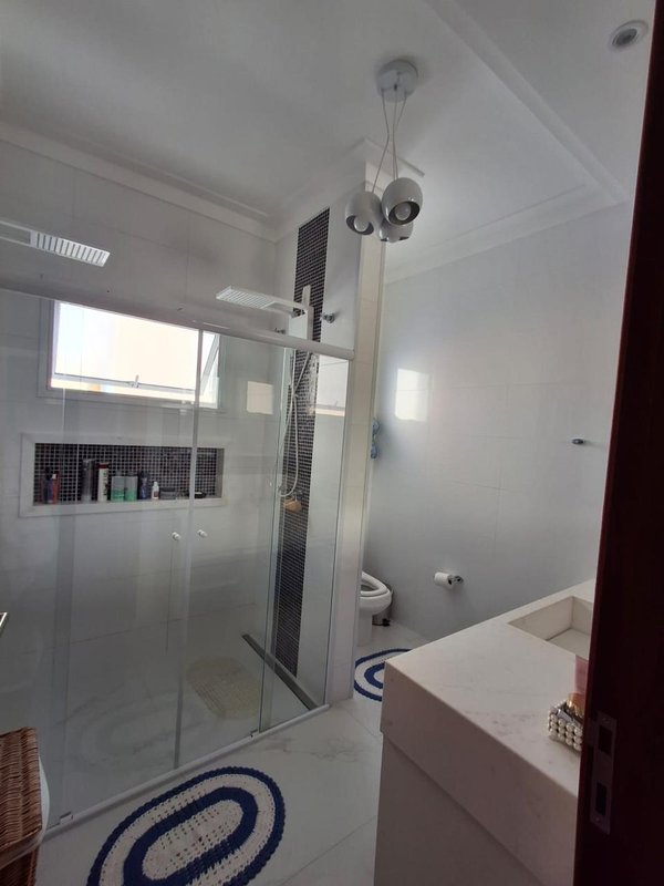 Casa à venda em condomínio alto padrão Rua Sabiá Santana de Parnaíba - 