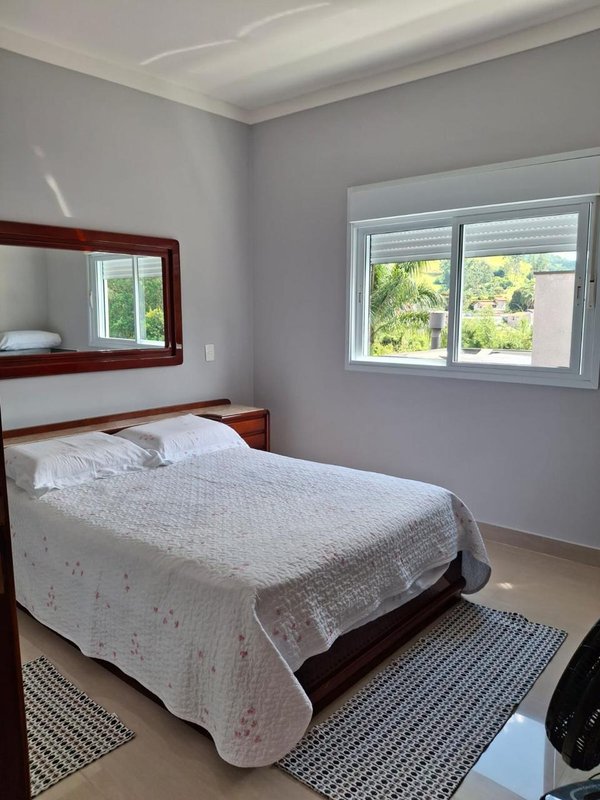 Casa à venda em condomínio alto padrão Rua Sabiá Santana de Parnaíba - 