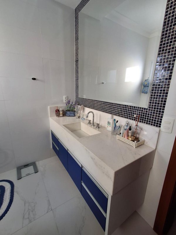 Casa à venda em condomínio alto padrão Rua Sabiá Santana de Parnaíba - 