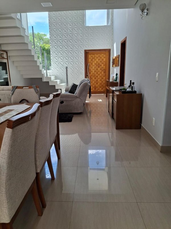 Casa à venda em condomínio alto padrão Rua Sabiá Santana de Parnaíba - 