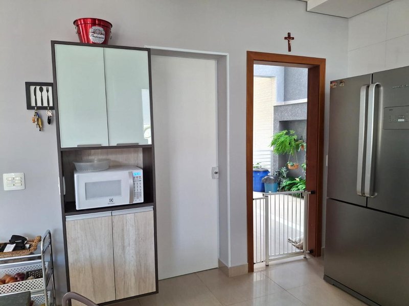 Casa à venda em condomínio alto padrão Rua Sabiá Santana de Parnaíba - 