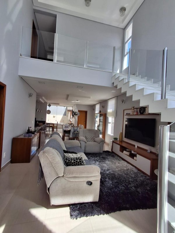 Casa à venda em condomínio alto padrão Rua Sabiá Santana de Parnaíba - 
