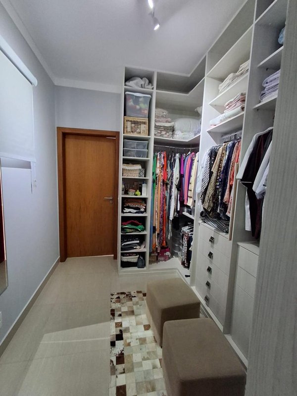 Casa à venda em condomínio alto padrão Rua Sabiá Santana de Parnaíba - 