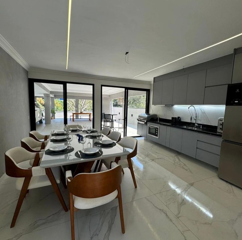 Casa à venda com 4 quartos em condomínio luxo Rua Sabiá Santana de Parnaíba - 
