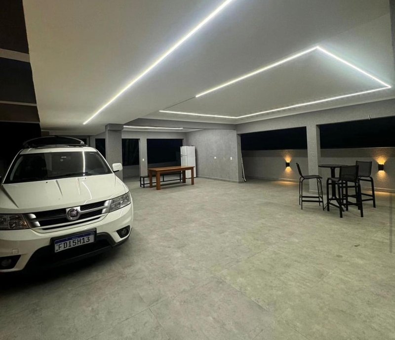 Casa à venda com 4 quartos em condomínio luxo Rua Sabiá Santana de Parnaíba - 