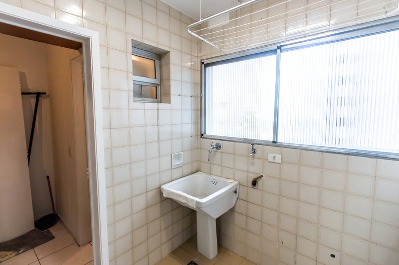 ALUGA-SE APARTAMENTO 95M2 - 3 QUARTOS - 1 VAGA Rua Edson São Paulo - 