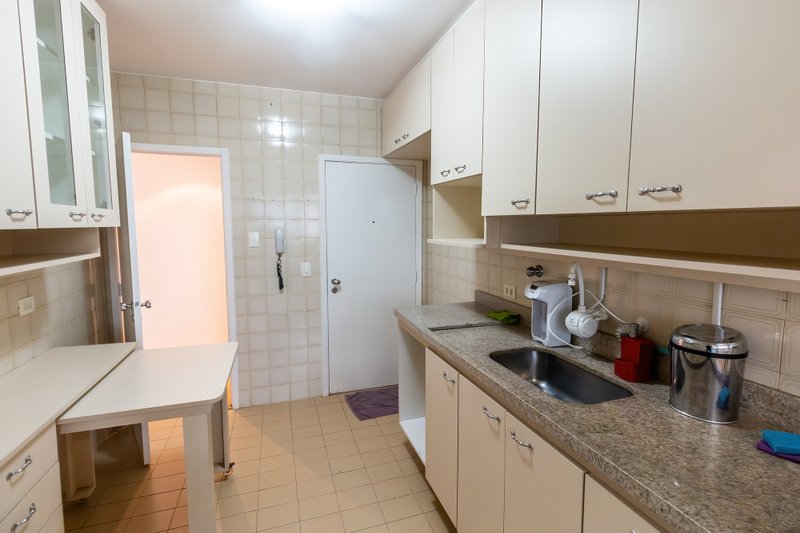 ALUGA-SE APARTAMENTO 95M2 - 3 QUARTOS - 1 VAGA Rua Edson São Paulo - 