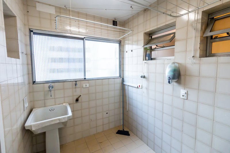 ALUGA-SE APARTAMENTO 95M2 - 3 QUARTOS - 1 VAGA Rua Edson São Paulo - 