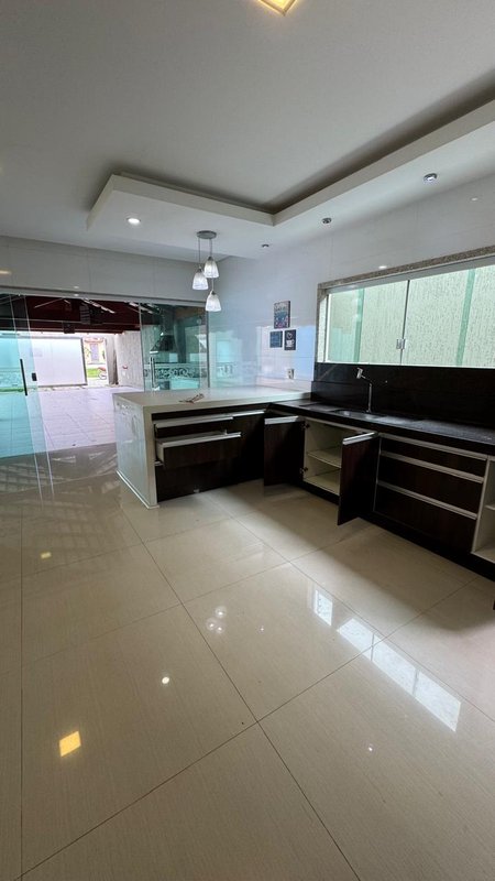 Ampla casa com piscina para locação no Colonial em Eunápolis Praça das Bromelias  Eunápolis - 
