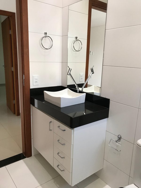 Apartamento de fino acabamento com varanda e garagem em Eunápolis Rua Otávio Mangabeira  Eunápolis - 