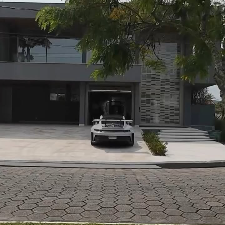 MANSÃO EXCLUSIVA NO JARDIM ACAPULCO – GUARUJÁ, SP Avenida Kensei Tamayose Guarujá - 