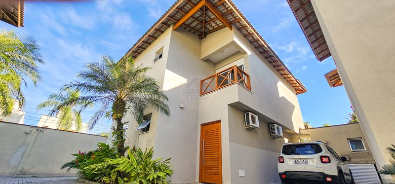Sofisticação e Conforto: Casa em Condomínio na Praia de Juquehy - À VENDA - São Sebastião - 