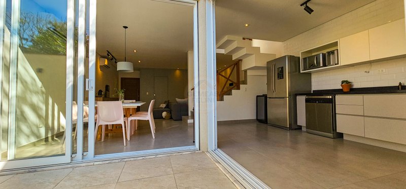 Sofisticação e Conforto: Casa em Condomínio na Praia de Juquehy - À VENDA - São Sebastião - 