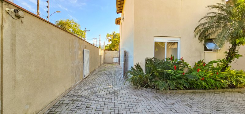 Sofisticação e Conforto: Casa em Condomínio na Praia de Juquehy - À VENDA - São Sebastião - 