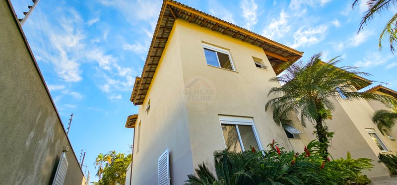 Sofisticação e Conforto: Casa em Condomínio na Praia de Juquehy - À VENDA - São Sebastião - 