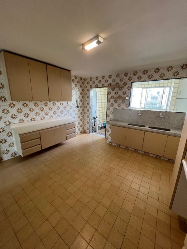 Apartamento à venda com 3 quartos sendo uma suíte, 138m² área útil por R$ 550.000,00 Rua Dhália Recife - 