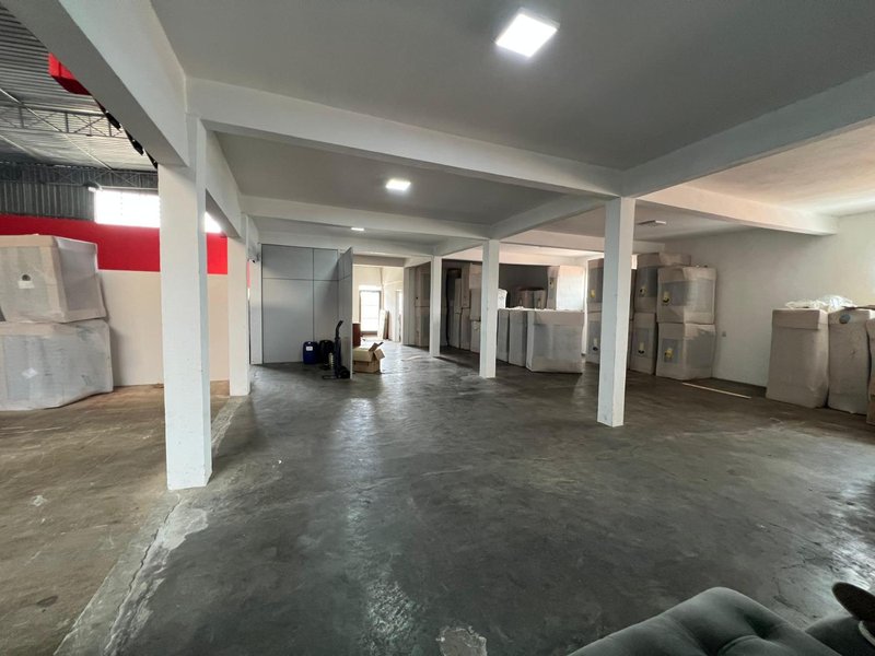 Galpão em Cotia com 800m² Estrada Municipal do Embu Cotia - 